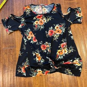 🔴Women’s floral Top size 2X